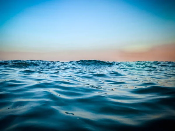 Gün batımında mavi deniz, ufuk, yakın plan, arka plan