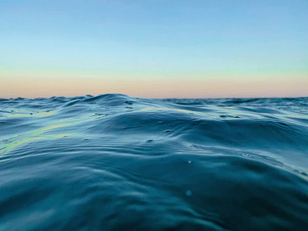 Gün Batımında Mavi Deniz Ufuk Yakın Plan Arka Plan — Stok fotoğraf