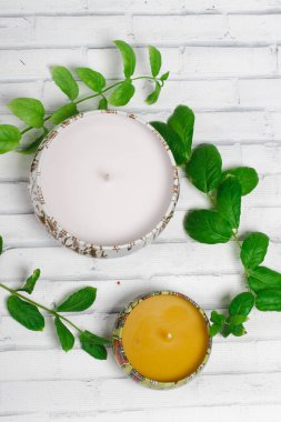 Mumlar beyaz bir tuğla yüzeyde duruyor, bir nane, spa salonu, spa tedavileri