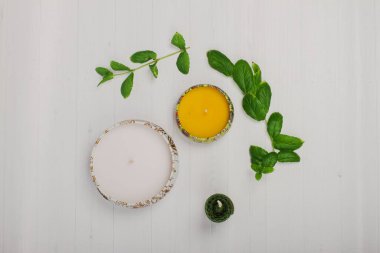 Mumlar beyaz ahşap bir yüzeyde durur, bir nane, spa salonu, spa tedavileri