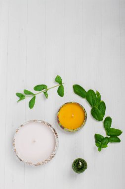 Mumlar beyaz ahşap bir yüzeyde durur, bir nane, spa salonu, spa tedavileri