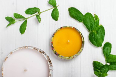 Mumlar beyaz ahşap bir yüzeyde durur, bir nane, spa salonu, spa tedavileri