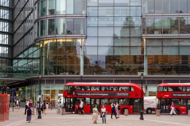 Londra, İngiltere: Londra 'da kırmızı otobüs, çift katlı.