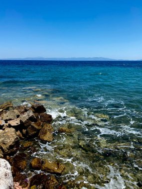 Deniz dalgaları ve köpükler kıyıda