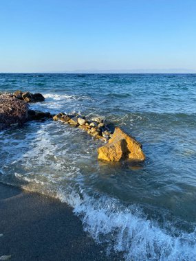 Kayalık plajlı güzel bir gün batımı