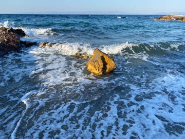 Gün batımında güzel kayalık deniz kıyısı
