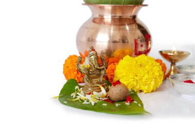 Kalash pujan ganesha pujan Hint festivali akshaya tritiya dekoratif kalash hindistan cevizi ve çiçek desenli yaprak