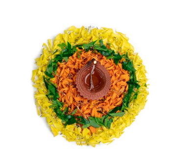 Diwali Festivali için Rangoli Çiçeği Marigold veya Zendu çiçekleri ve Clay Oil Lambası kullanılarak yapıldı