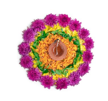 Diwali Festivali için Rangoli Çiçeği Marigold veya Zendu çiçekleri ve Clay Oil Lambası kullanılarak yapıldı