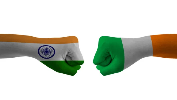 Индия Против Ирландского Флага Руки Человека Рисунком Флага Индии Ирландии — стоковое фото