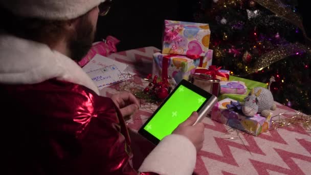 Mikulás használja a zöld képernyőn a tabletta vásárlásra.Tablet zöld képernyővel.4k — Stock videók