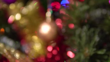 Görüntüyü bulanıklaştırıp Noel ağacı balosuna odaklanmak. Bir Noel ağacının bulanık arkaplanı..