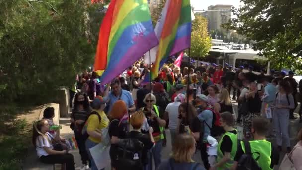 UKRAINE, KHARKIV, SEPTEMBER 12, 2021: Kharkiv Pride. 연대 행진중인 LGBTQ — 비디오