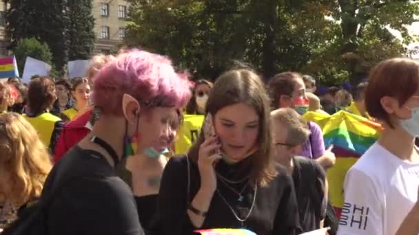 UKRAINE, KHARKIV, 2021. szeptember 12.: Kharkiv Pride.LMBTQ a szolidaritás menetén. — Stock videók