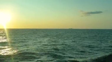 Tam hızla giden bir gemiden okyanus ya da denizin dalgalarını izleyin. Hızlandırılmış video. Zaman aşımı.