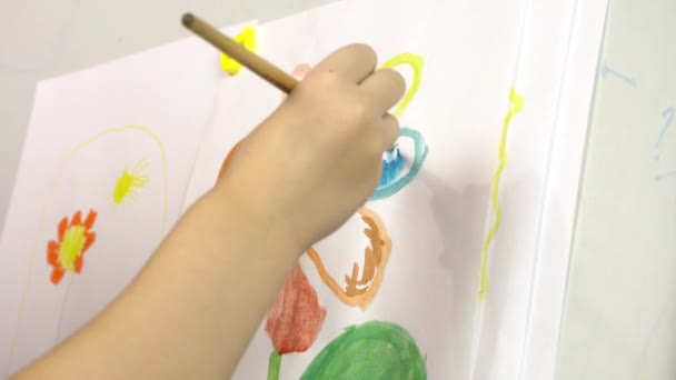 Closeup παιδιά ζωγραφισμένα στο χέρι λουλούδι από ακουαρέλα σε easel.Νηπιαγωγείο, μάθημα ζωγραφικής. — Αρχείο Βίντεο