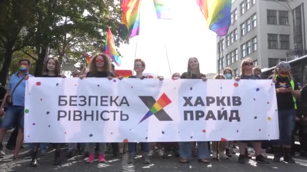 UKRAINE, Kharkiv, 12 Eylül 2021: Harkiv 'in gururu. LGBT toplumu dayanışma yürüyüşünde. — Stok video