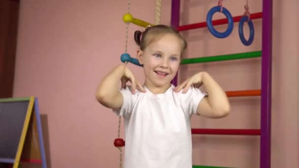 Ejercicios matutinos para niños preescolares. Pequeña chica hermosa realiza ejercicios físicos. — Vídeo de stock