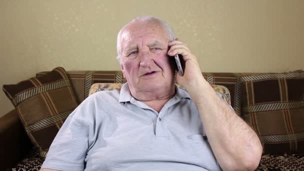 Äldre man talar i telefon — Stockvideo
