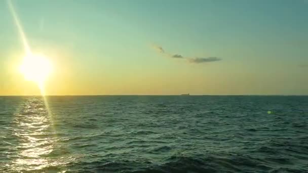 フルスピードで船から海や海の波を見てください。晴れた日。船は地平線にあります — ストック動画