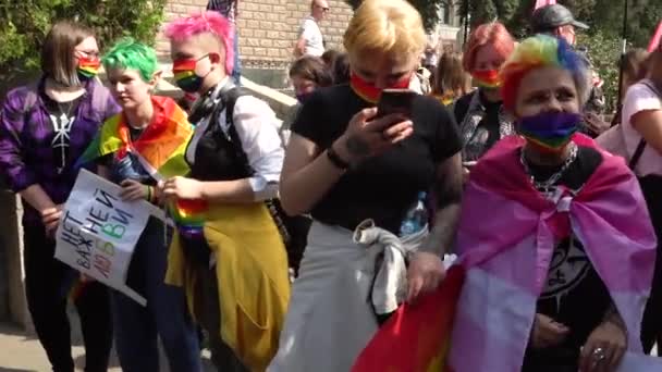 UKRAINE, KHARKIV, 12 SEPTEMBRE 2021 : La fierté de Kharkiv Masque de protection avec symboles LGBTQ — Video