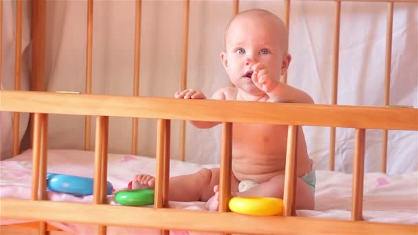 Smuk baby pige sidder i sengen – Stock-video