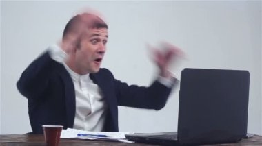 Dizüstü bilgisayarda çalışan bir iş adamı, borsada kazandı, işinde başarılı oldu..