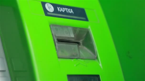 Hand tar ett kreditkort från en bankomat — Stockvideo