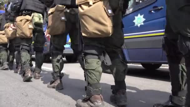 UKRAINE, Kharkiv, 2021. szeptember 12: Harkiv büszkesége. Rendőrség egyenruhában. Közelkép. — Stock videók