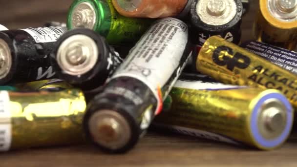Kharkiv, Ucrânia - 10 de agosto de 2021: Baterias usadas antigas de vários fabricantes.4k — Vídeo de Stock