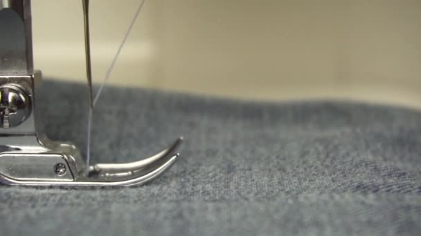 Movimiento lento del pie y la aguja mientras se cose en la máquina de coser. — Vídeo de stock
