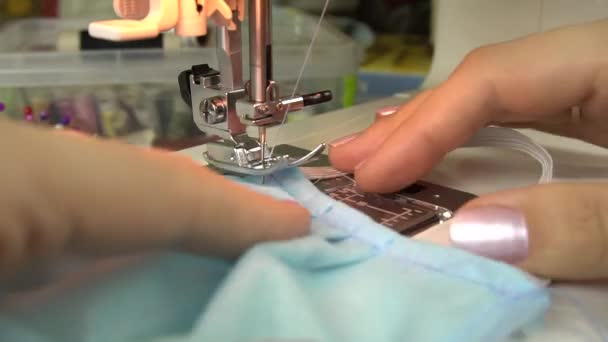 Le mani femminili di primo piano cuciono una maschera protettiva. — Video Stock