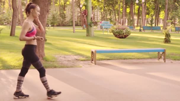 公園で美しい若い女の子ジョギング、スローモーション。捨てられた公園での朝のジョギング. — ストック動画
