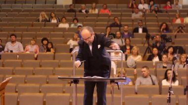 KHARKIV, UKRAINE, 15 Mayıs 2018: Senfoni orkestrasının konseri. Kemanlar