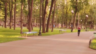 Parkta ağır çekimde koşan güzel bir genç kız. Terk edilmiş bir parkta sabah koşusu..