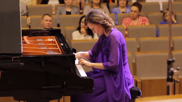 KHARKIV, UKRAJINA, 15. května 2018: Koncert symfonického orchestru. housle — Stock video