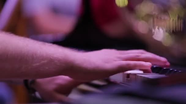 Zongorista kezek közel.Klasszikus zene. — Stock videók