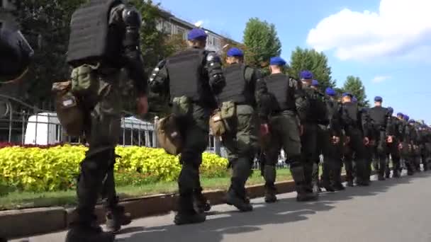 UKRAINE, Kharkiv, September 12, 2021: the pride of Kharkiv.穿制服的警察队伍. — 图库视频影像