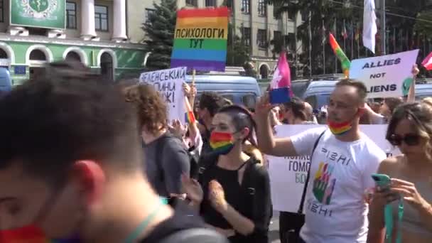 UKRAJINA, Charkov, 12. září 2021: pýcha Charkova. LGBT komunita na pochodu solidarity. — Stock video