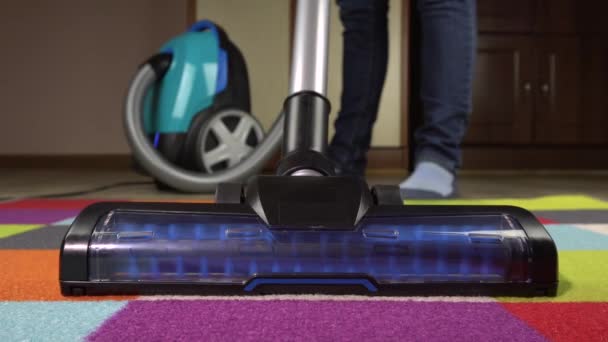 Gerakan lambat dari bulu-bulu di sikat turbo dari vacuum cleaner yang bekerja. — Stok Video