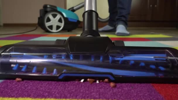 Primer plano del uso de una aspiradora para eliminar el polvo y los desechos de la alfombra. — Vídeo de stock