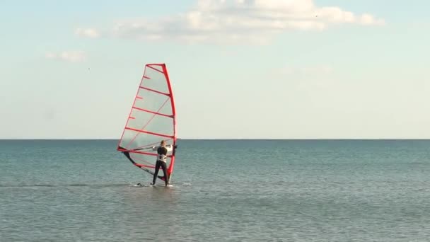 UKRAINE, Odessa, 19 septembre 2021 : Vue arrière d'un planchiste en mouvement.Planche à voile en eau calme. — Video