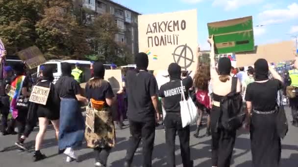 UKRAINE, Kharkiv, September 12, 2021: the pride of Kharkiv. LGBT community on the solidarity march. — Stock Video