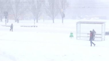 Ukrayna. Kharkiv 03.01.2018. İnsanlar kar kaplı bir şehirde yürüyorlar. kar fırtınası