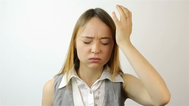 Kopfschmerzen, stressige Arbeitsbelastung für eine junge schöne Frau — Stockvideo