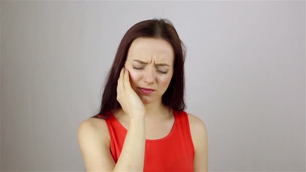 Jeune femme avec mal aux dents. Douleur des dents. — Video