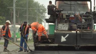 UKRAINE, KHARKIV, 30 Temmuz 2020: yol onarımı. Paver asfalt bırakıyor.