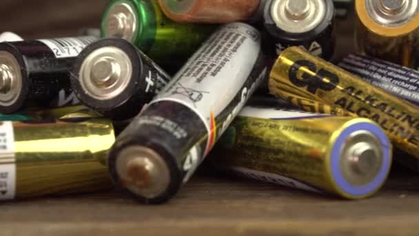 Charkov, Ukrajina - 10. srpna 2021: Staré použité baterie od různých výrobců. — Stock video