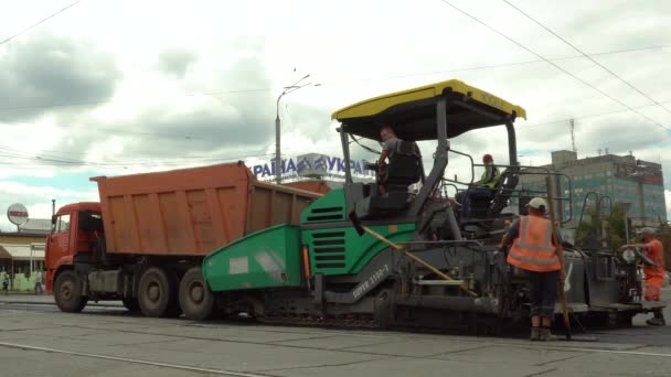 UKRAINE, KHARKIV, 30 LIPIEC 2020: Trwają prace drogowe nad układaniem asfaltu. — Wideo stockowe