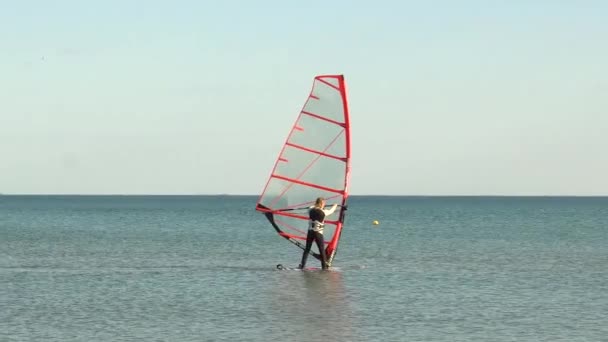UCRANIA, Odessa, 19 de septiembre de 2021: Windsurfista en aguas tranquilas.Vista trasera de un windsurfista en movimiento. — Vídeos de Stock